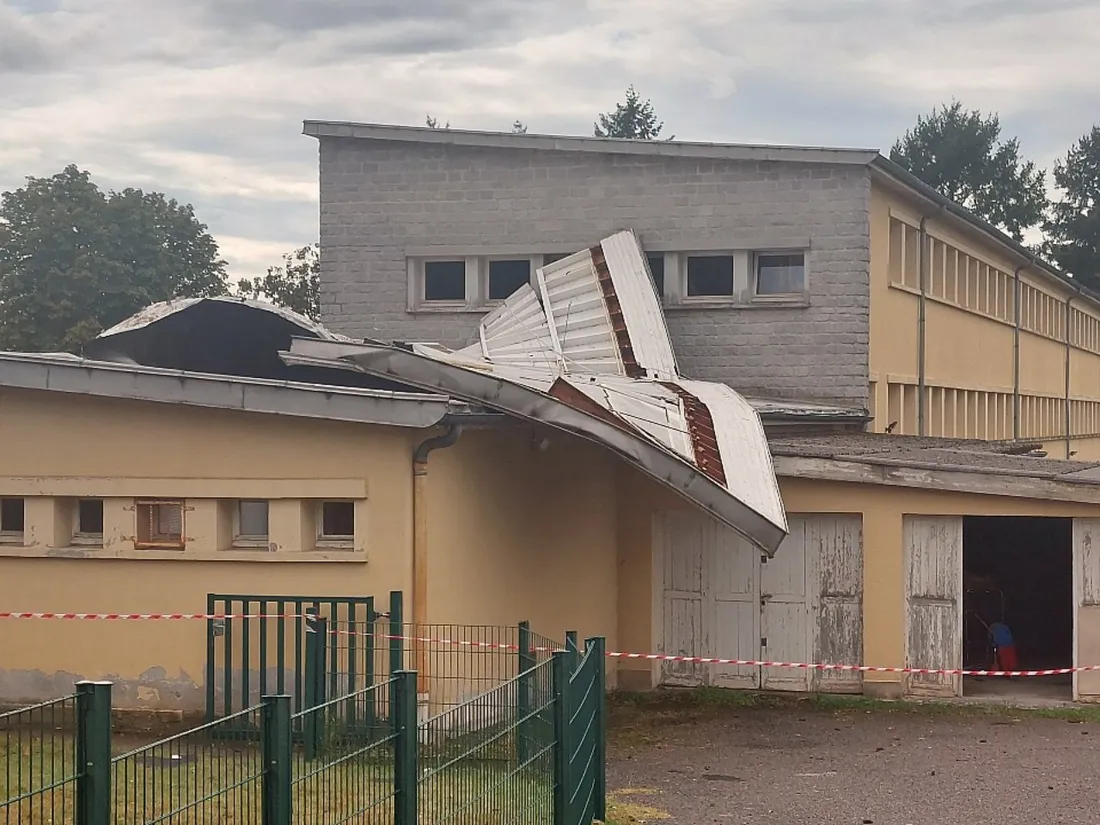 Toit arraché de l'école élémentaire du Vigenal à Limoges