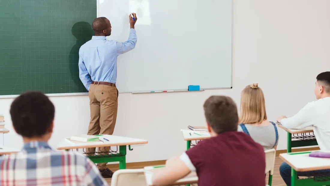 Les jeunes sont plus nombreux à se sentir sous pression à cause du travail scolaire.