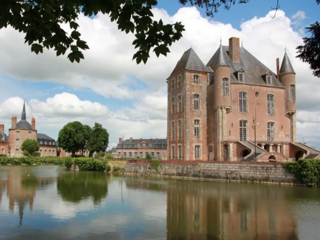Château de Bellegarde et ses douves 