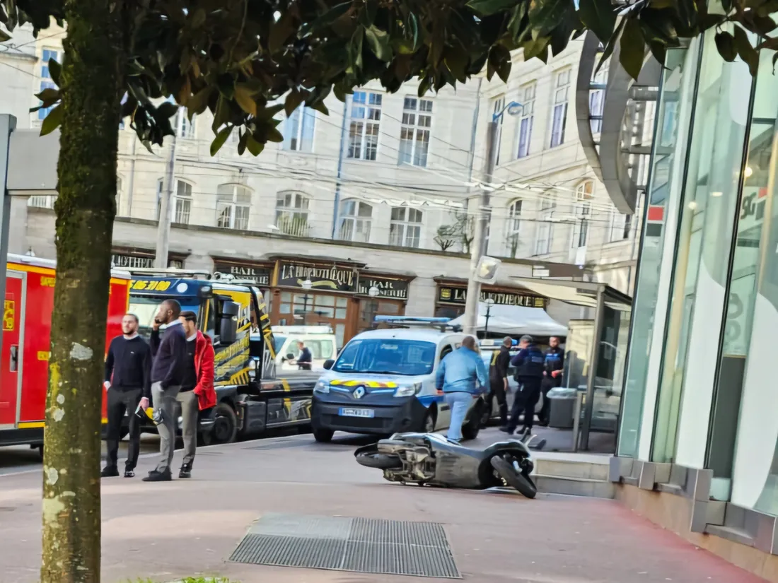 Les policiers devant la Société Générale rue Turgot à Limoges