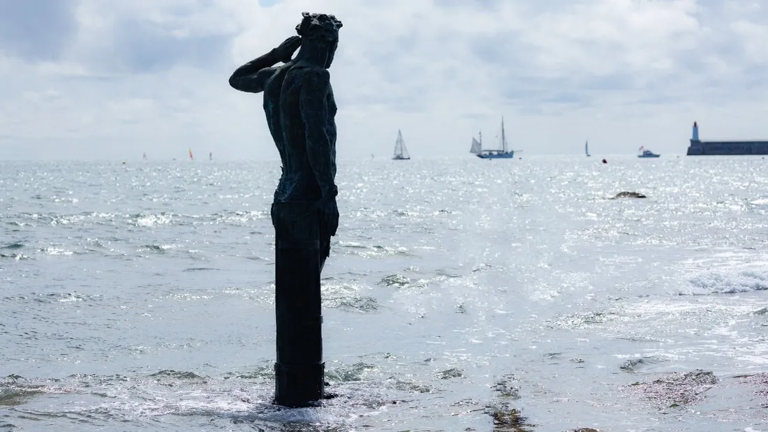 Après la polémique, la statue d’Ulysse est finalement installée dans la baie des Sables-d’Olonne