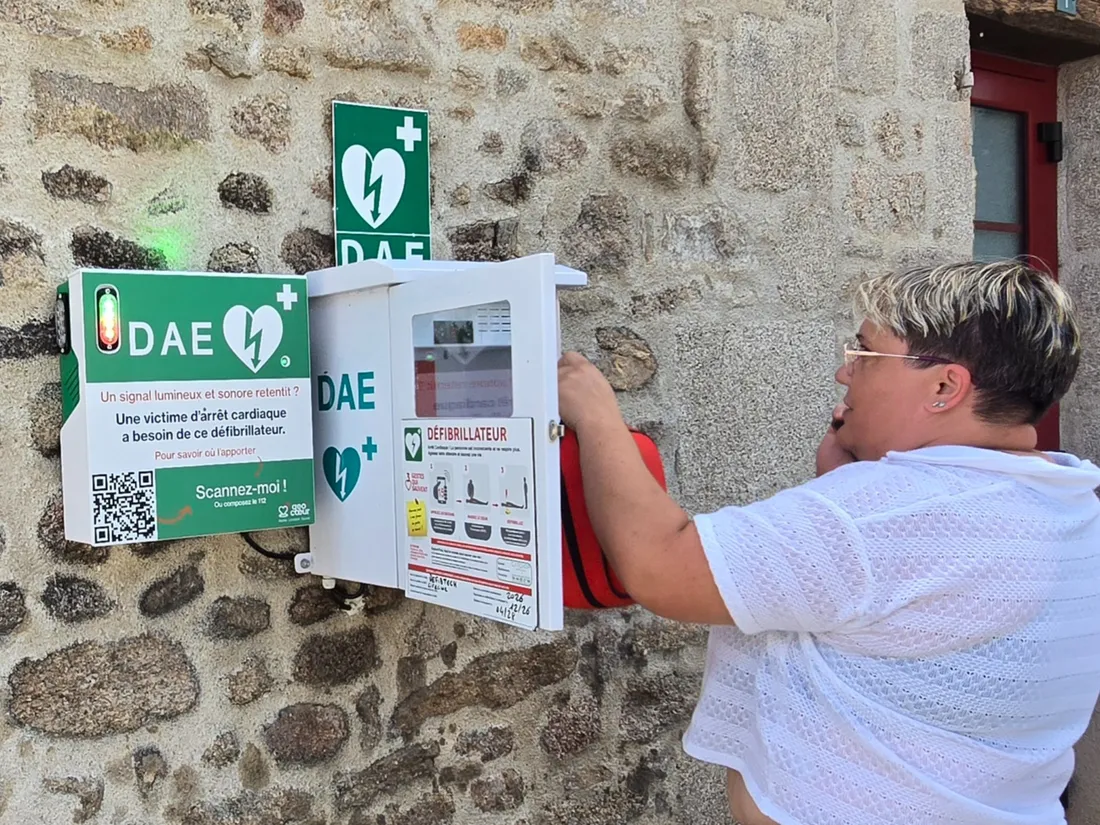 Le boîtier Géocoeur près d'un défibrillateur
