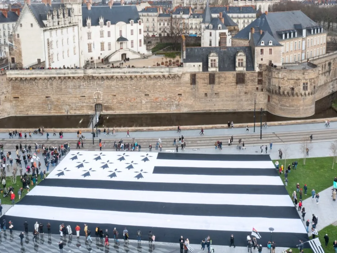 Le déploiement du Gwenn ha Du géant le 19 février 2022 devant le Château des Ducs à Nantes