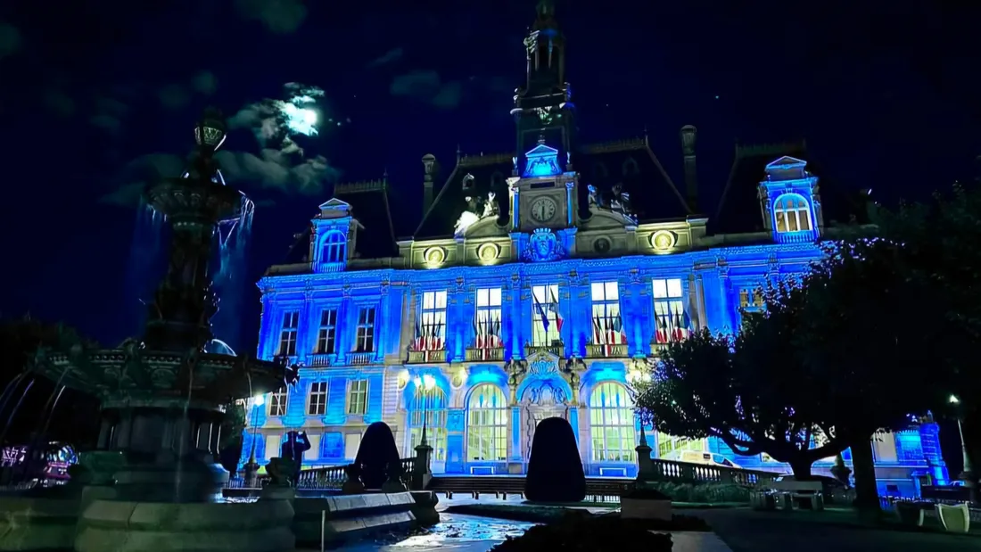 Hôtel de ville de Limoges illuminé en bleu