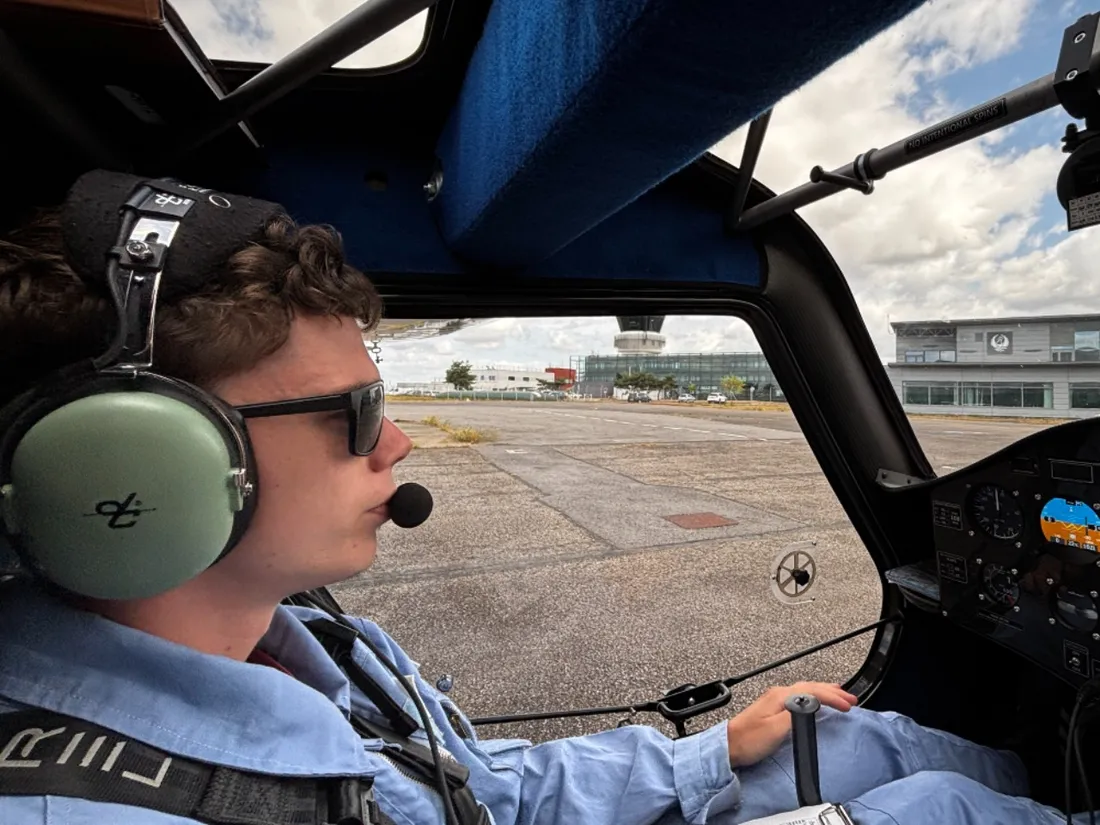 Iestyn Harvey, 21 ans, président de l’elktro tour et pilote d’un de ces avions.
