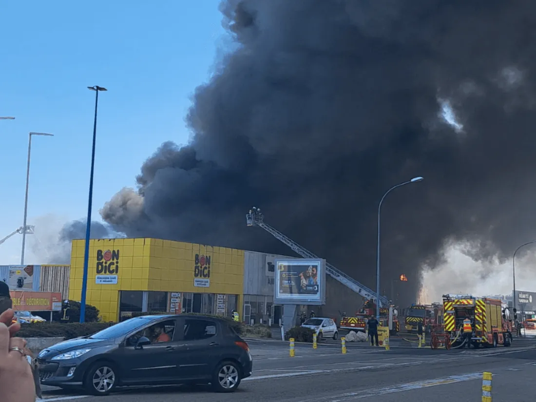Important incendie d'un magasin Centrakor à Orvault près de Nantes