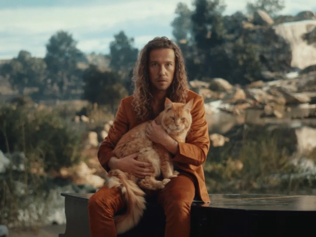 Julien Doré dévoile un premier extrait de son nouvel album... avec une belle surprise.