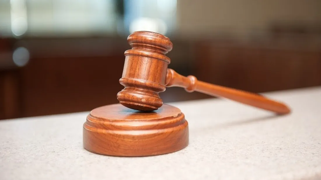 Le tribunal