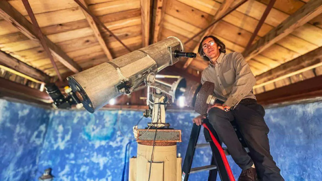 Olivier Sauzereau dans son observatoire à la Chapelle-aux-Lys, en Vendée. 