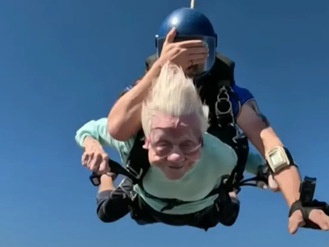 Mamie saute en parachute