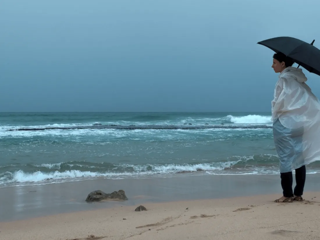 Plage sous la pluie et le vent.