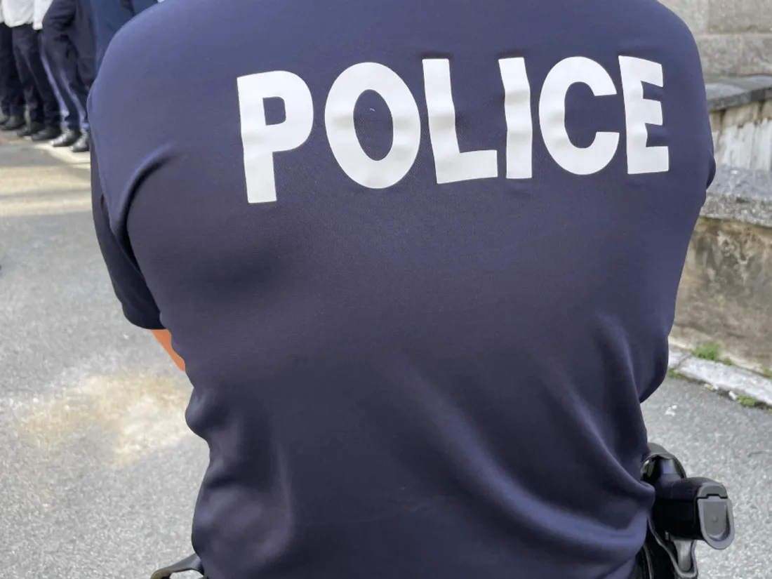 Deux policiers ont été blessés.