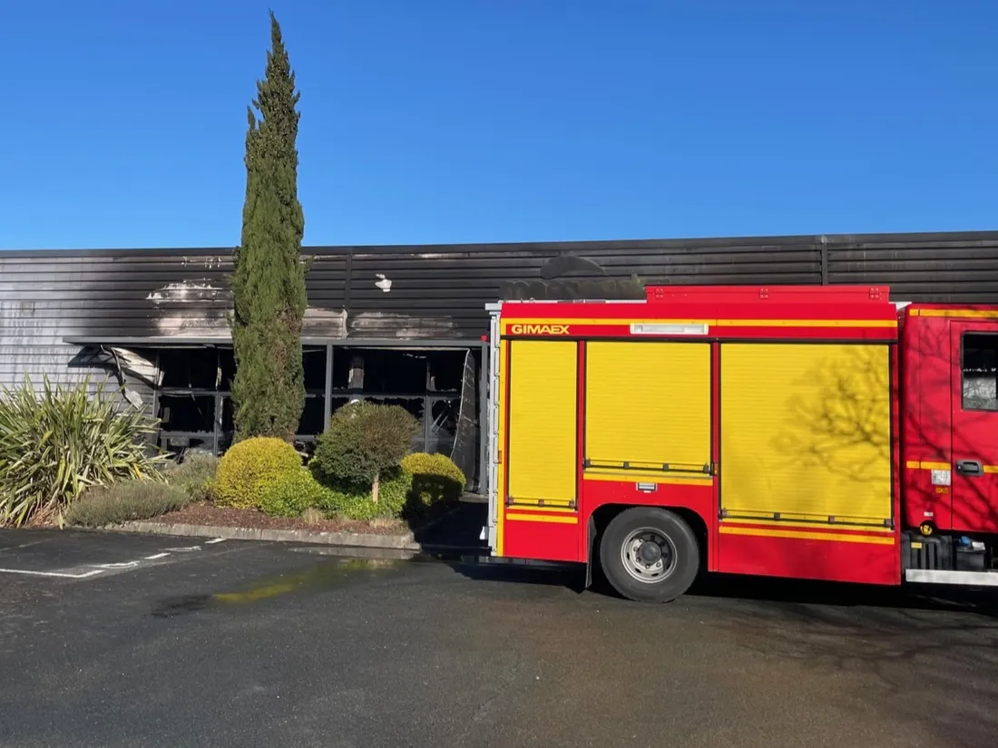 Un véhicule du SDIS85 après l'incendie de l'usine Mecapack de Pouzauges le 29 mars 2023
