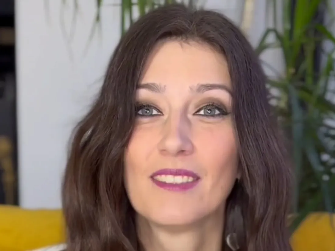 Sophie Vouzelaud s'adresse à ses fans dans une vidéo.