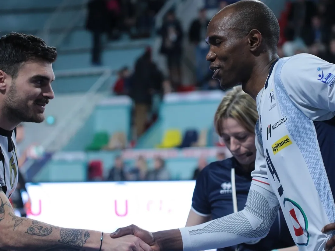 Poignée de main entre deux joueurs 