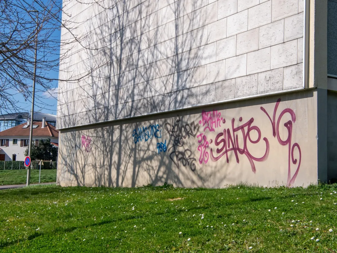 Tags sur bâtiment du quartier du Sablard
