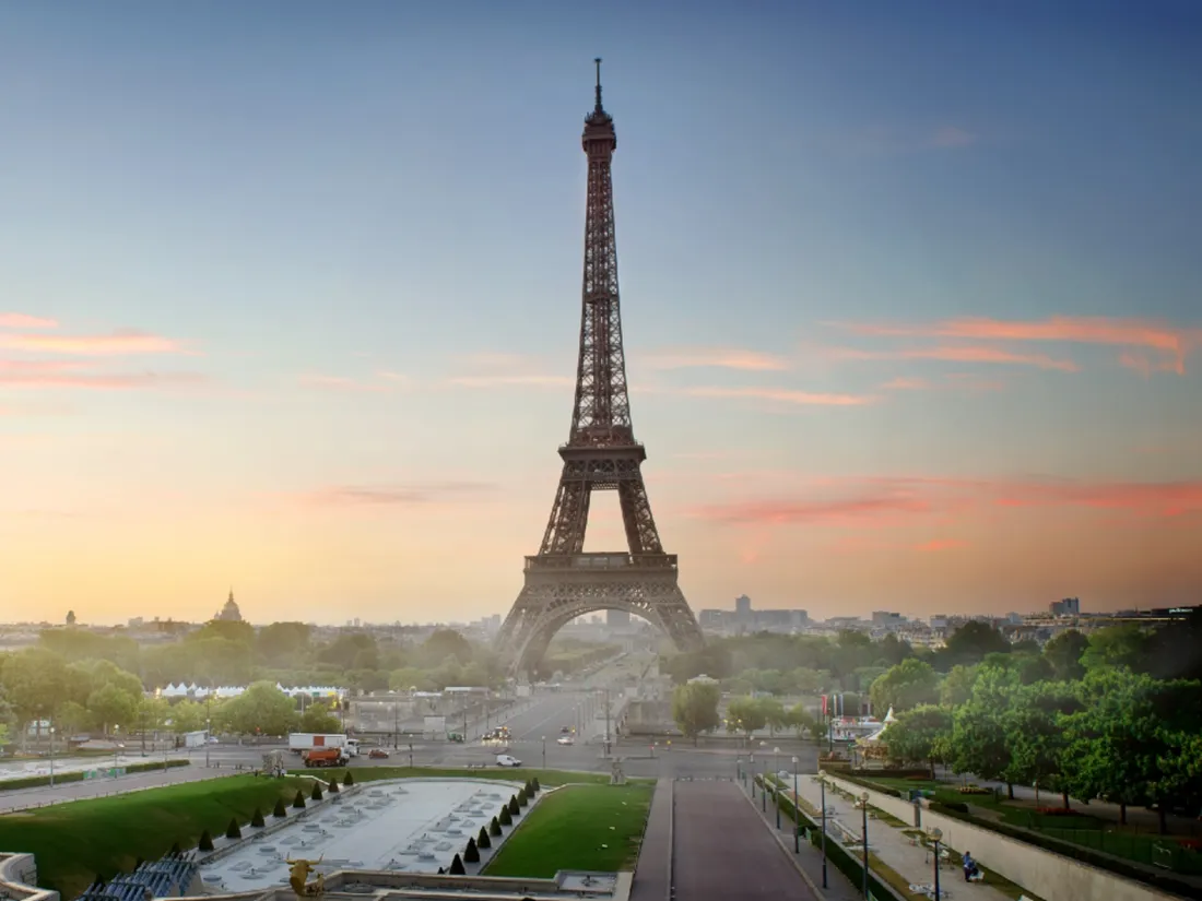 Il saute de la tour Eiffel en parachute, la police l’interpelle