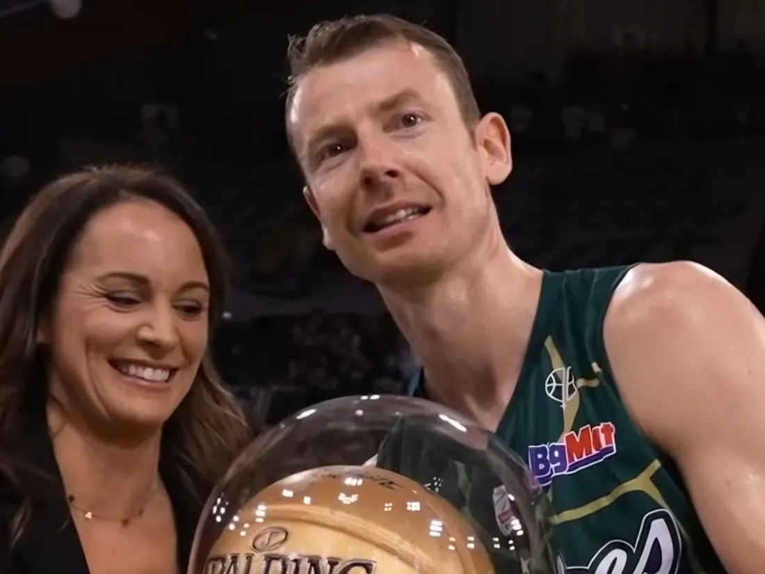 Nicolas Lang reçoit le trophée de la Ligue des mains de sa femme Clarisse