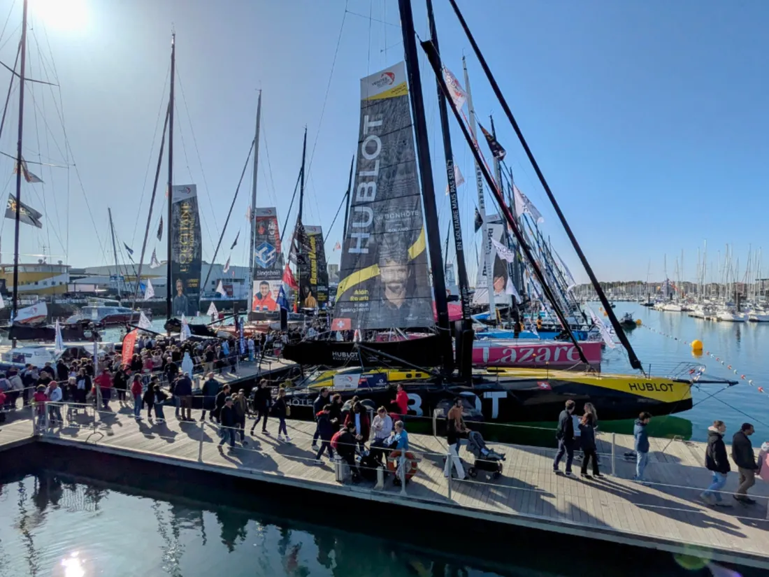 Le ponton des 40 monocoques au coeur du village Vendée Globe