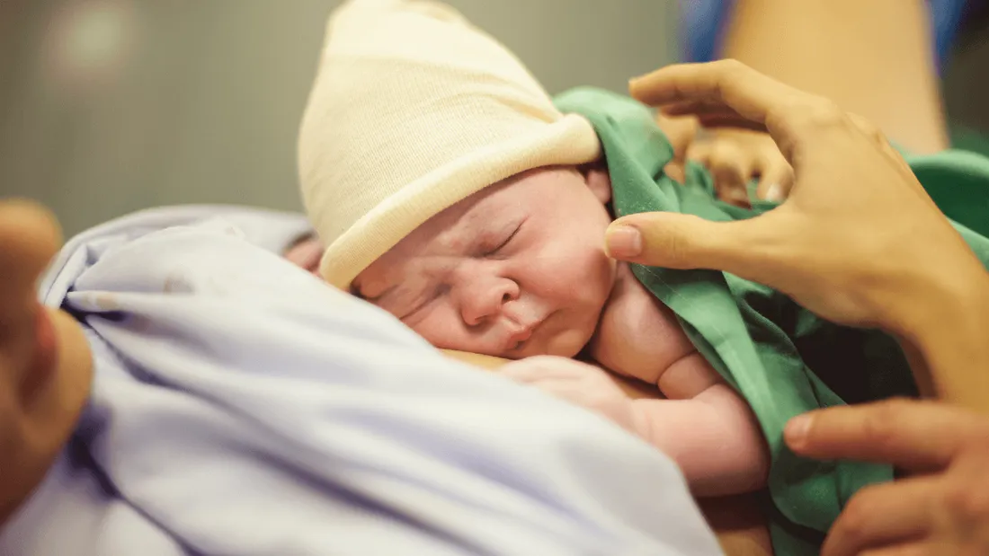 Elle a accouché en plein vol alors qu’elle ignorait qu’elle était enceinte 