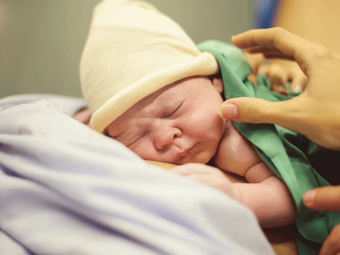 Elle a accouché en plein vol alors qu’elle ignorait qu’elle était enceinte 