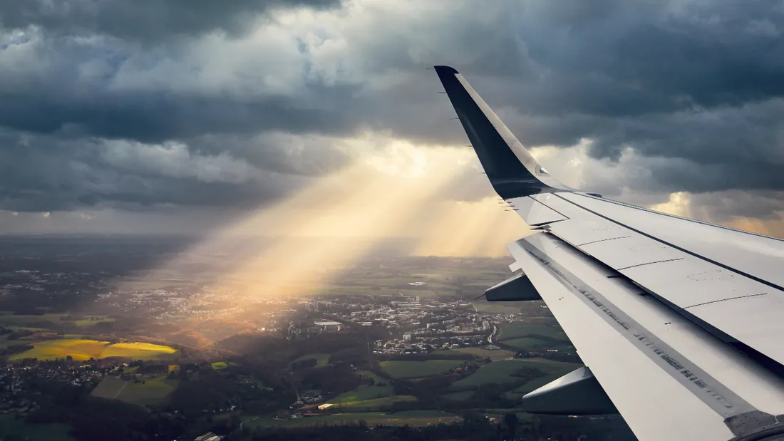 Panique dans les airs : un avion atterrit d’urgence, suite à un incident rare