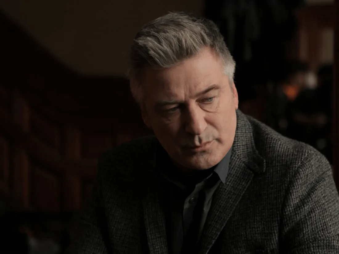 Alec Baldwin, auteur d’un tir mortel sur un tournage, sera inculpé pour homicide involontaire