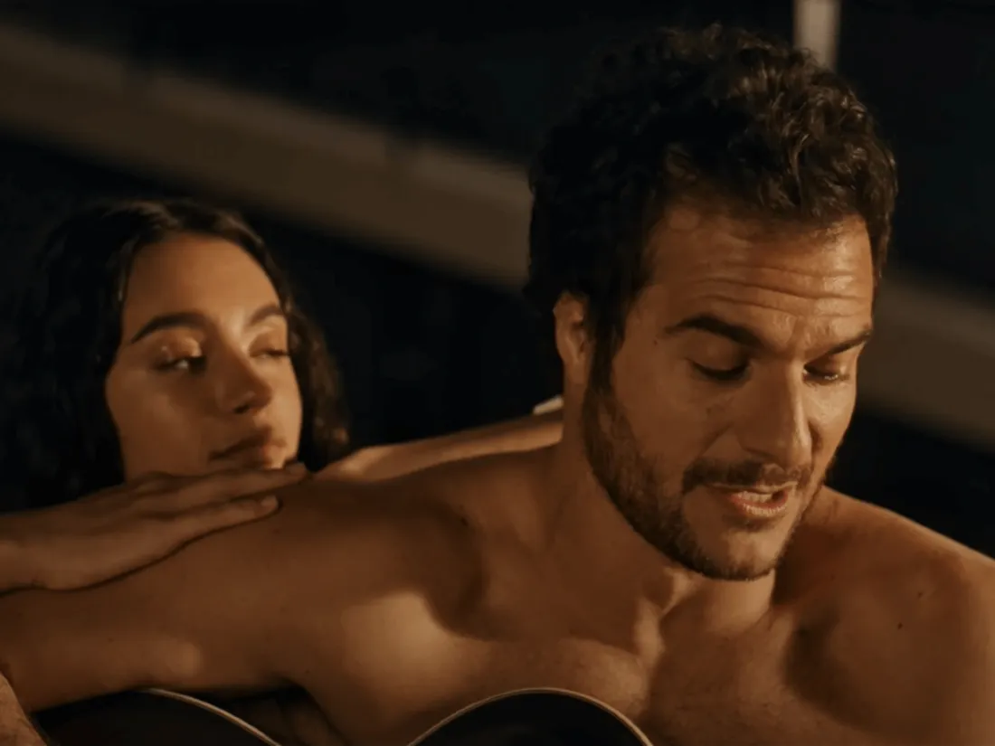 Amir dans le clip de Rétine