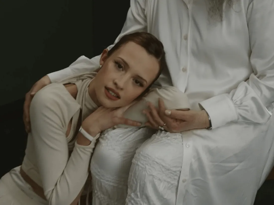 Angèle nous émeut dans le clip de "Le temps fera les choses"