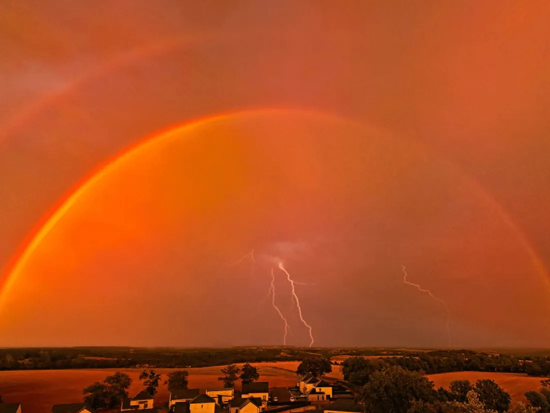 Des orages et deux arcs-en-ciel et un coucher de soleil dans une même photo 