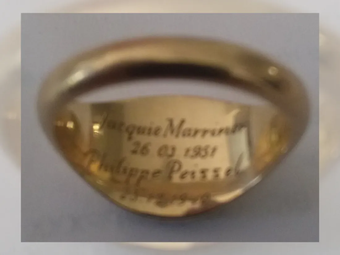 La chevalière en or, gravée, appartenait à une Londonienne décédée il y a 14 ans.