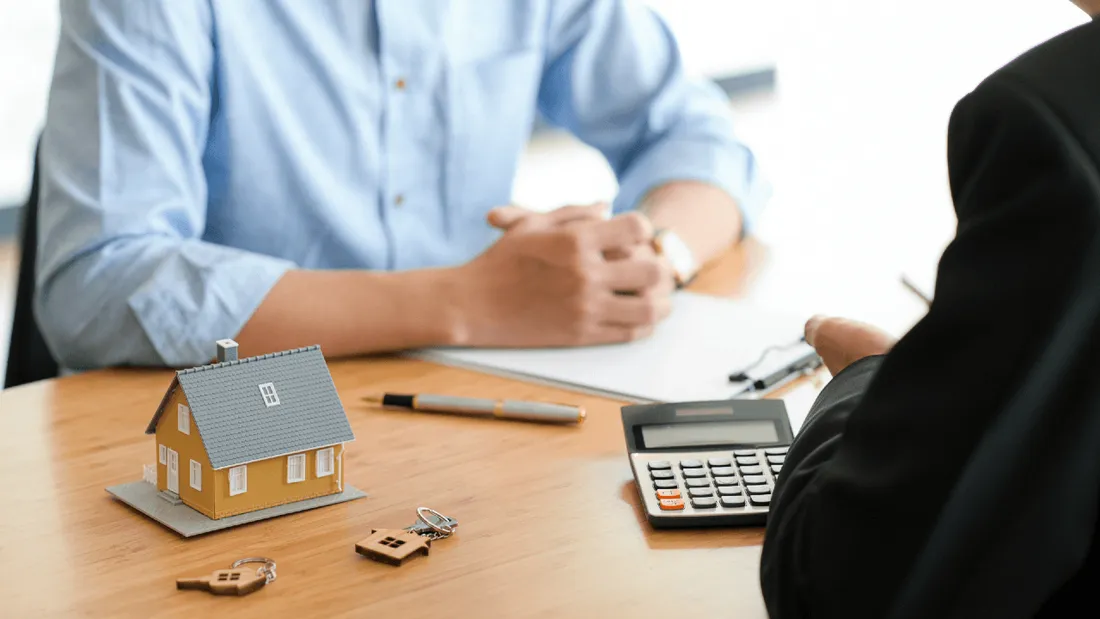 Le site immobilier estime que les locataires sont contraints de le rester