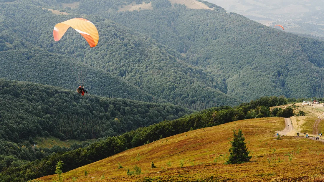 Le base-jump consiste à sauter d'un point haut avec un parachute