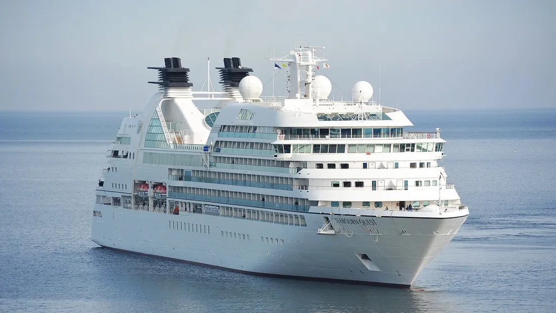 80 manifestants ont hué les passagers du bateau de croisière World Traveller.