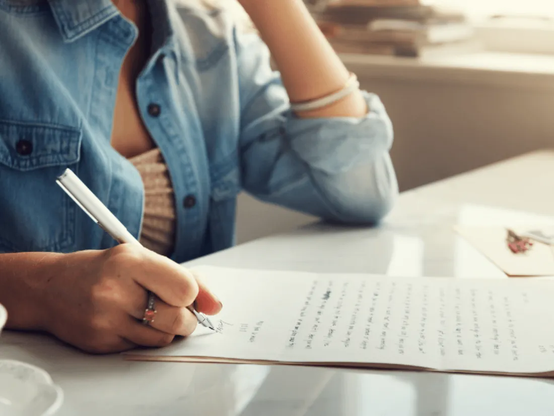 Fille qui écrit une lettre