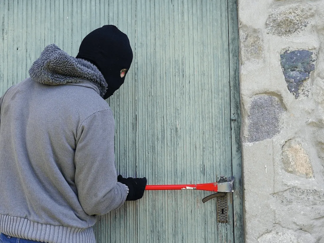 Croyant à un cambriolage, des policiers menottent deux joueurs d’escape game 