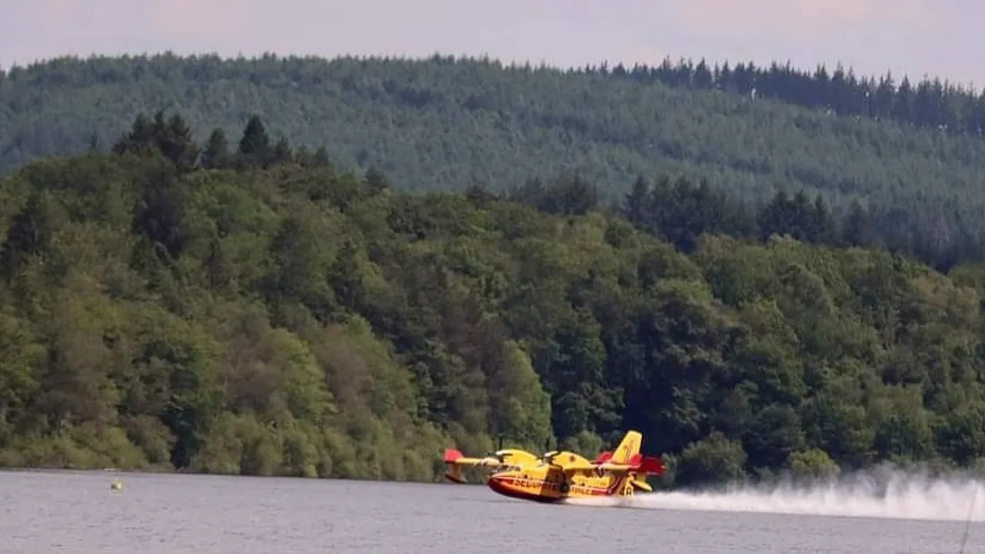 Canadair en manoeuvre d'écopage sur le Lac de Vassivière