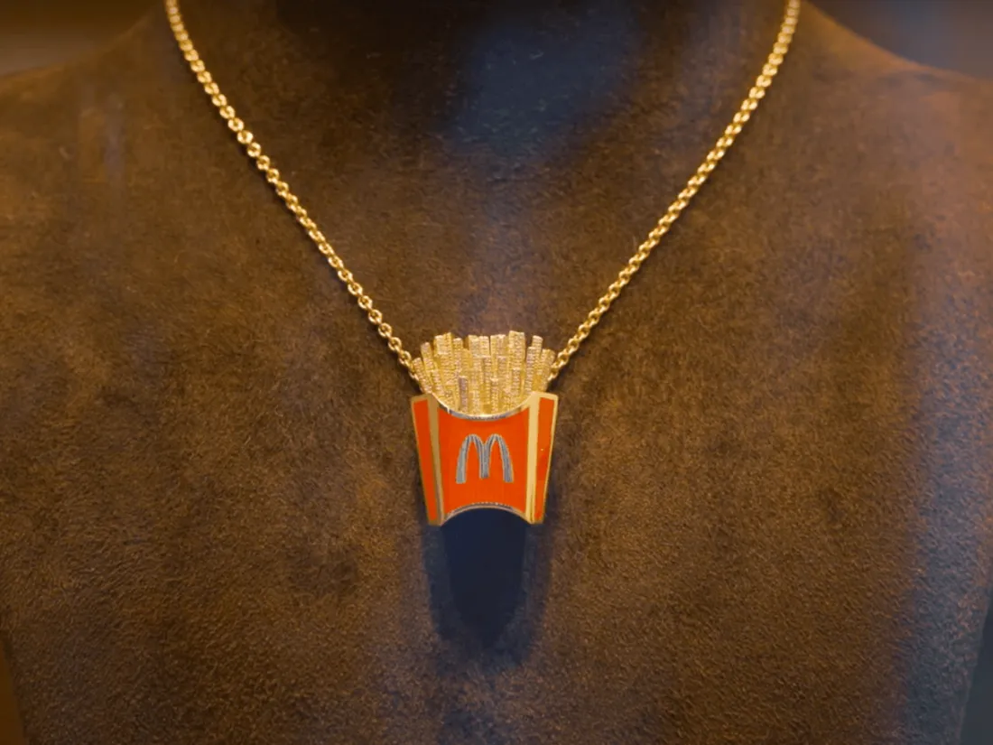 Collier en forme de frites à gagner à McDonald's Toulouse