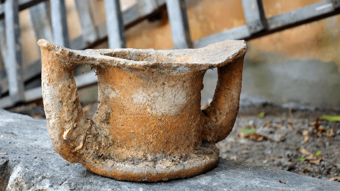 Le jeune garçon a notamment découvert l'anse d'une cruche gallo-romaine.