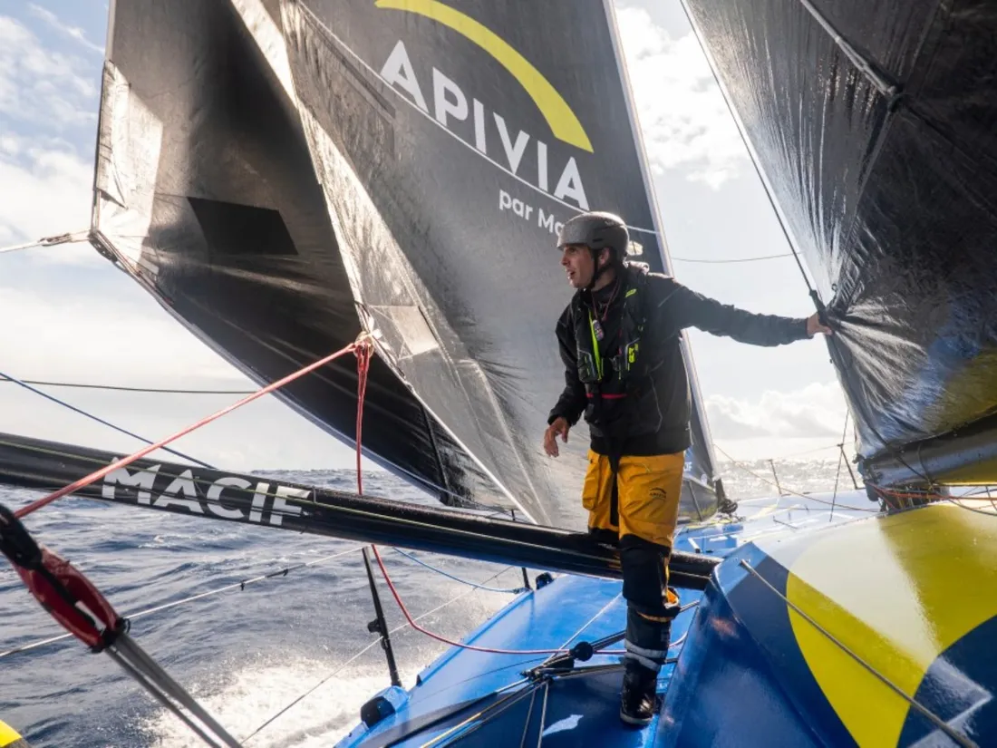 Charlie Dalin à bord de son monocoque