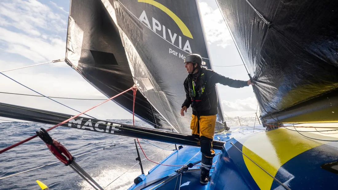 Charlie Dalin à bord de son monocoque