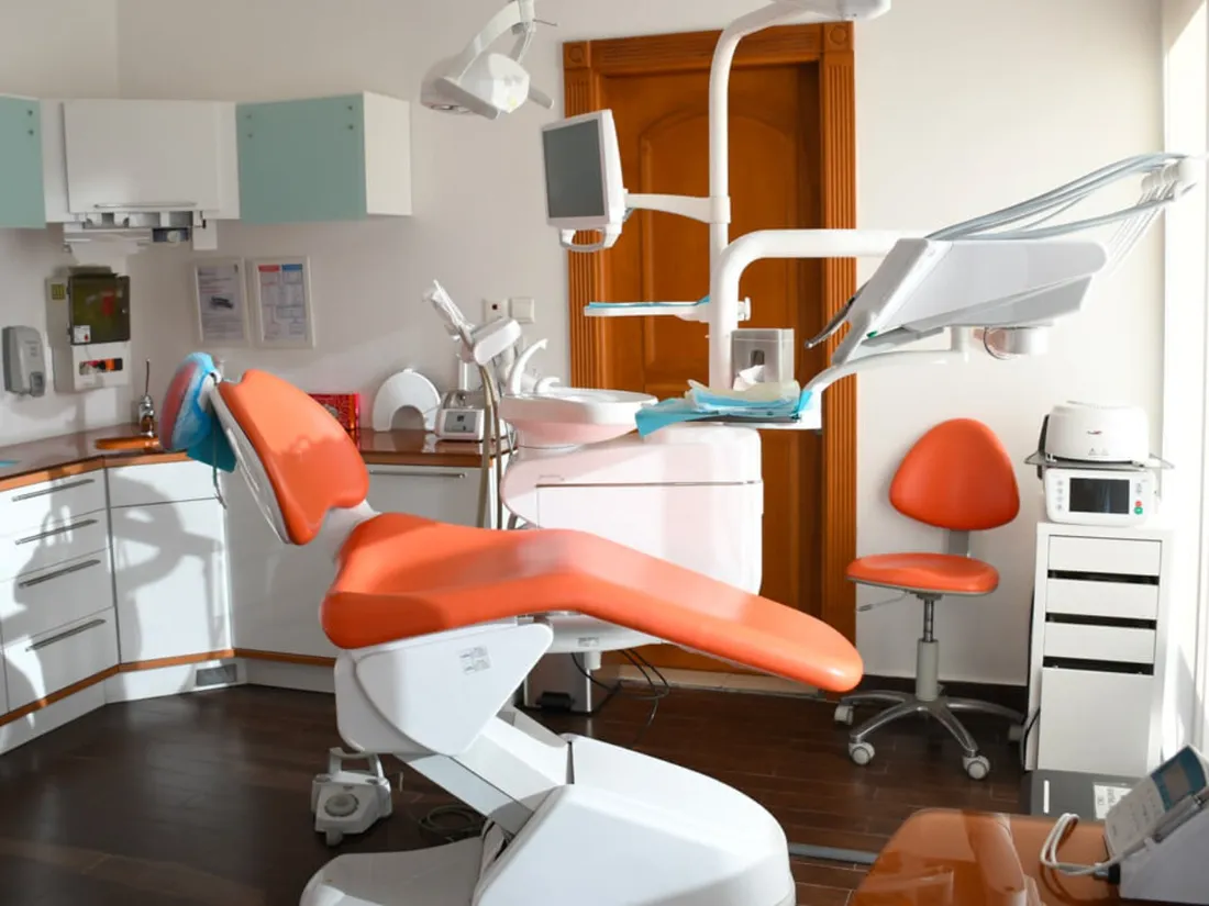 À Marseille, deux dentistes jugés pour des mutilations sur 322 patients