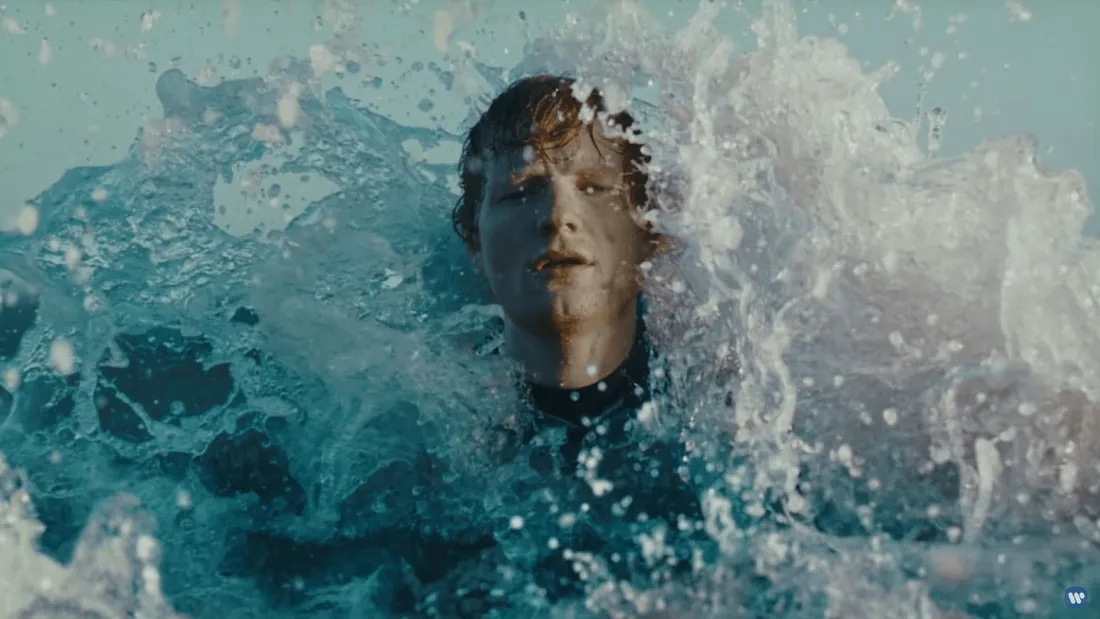 Ed Sheeran résiste aux vagues dans le clip de sa nouvelle chanson