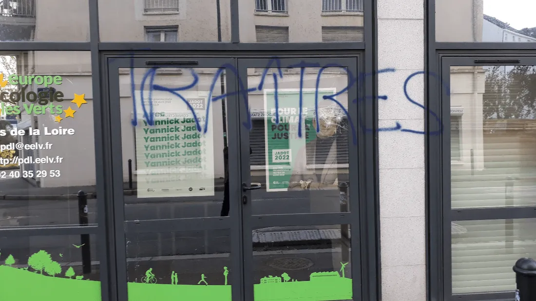 Nantes : la permanence d'EELV taguée et visée par des jets de projectiles