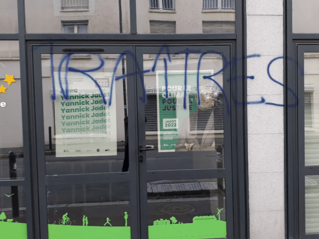Nantes : la permanence d'EELV taguée et visée par des jets de projectiles