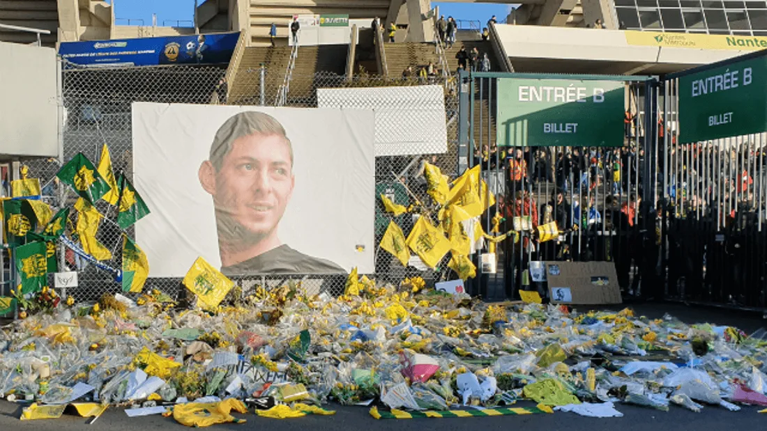 Un portrait d'Emiliano Sala devant le Stade de la Beaujoire