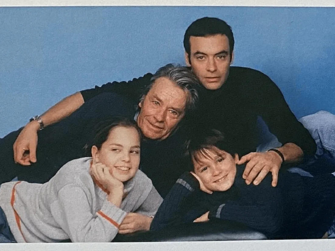 Alain Delon entouré de ses enfants, Anthony, Anouchka et Alain-Fabien.