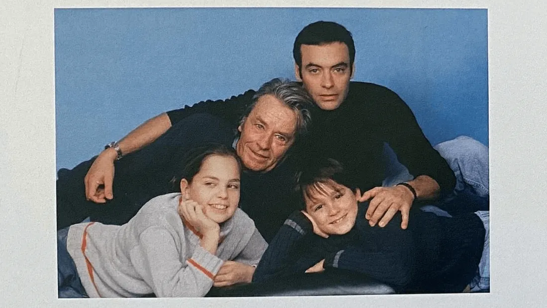 Alain Delon entouré de ses enfants, Anthony, Anouchka et Alain-Fabien.