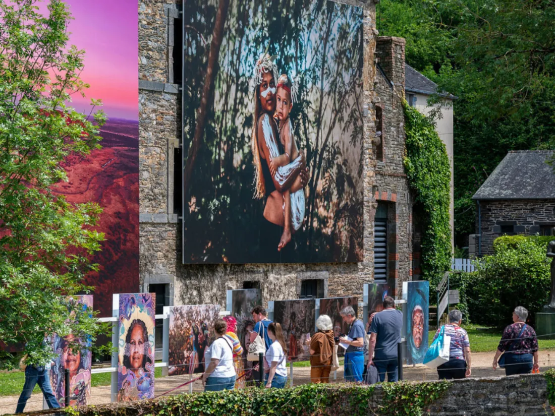 Le Festival photo de La Gacilly attire 300 000 visiteurs chaque été.