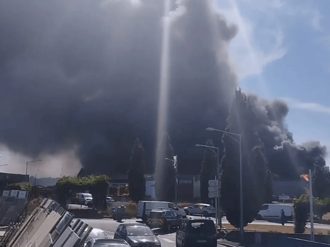 Montaigu : impressionnant panache de fumée visible à plusieurs kilomètres à la ronde